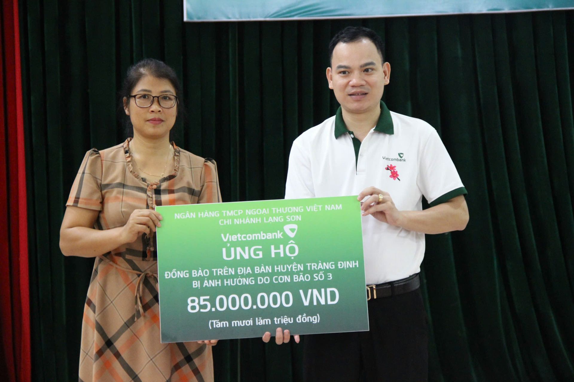 Đại diện Vietcombank Lạng Sơn trao biểu trưng ủng hộ tại chương trình