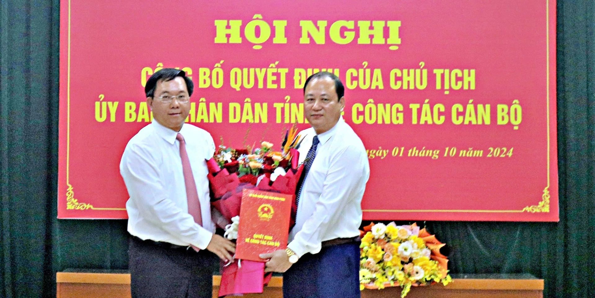 Ông Trần Duy Đông, Phó bí thư Tỉnh ủy, Chủ tịch UBND tỉnh trao Quyết định bổ nhiệm chức vụ Giám đốc Sở GTVT cho ông Hoàng Long Biên (bên phải).