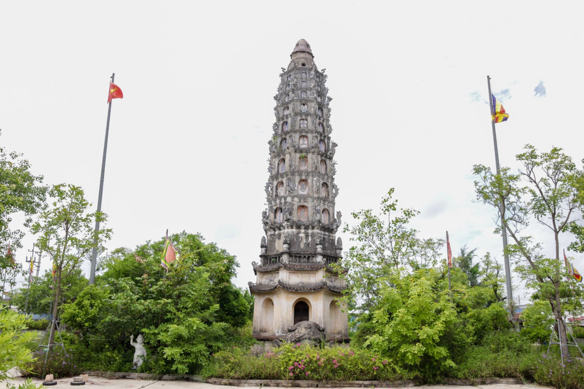 Điểm nhấn của tổng thể kiến trúc chùa Cổ Lễ chính là tháp Cửu phẩm liên hoa thuộc loại kiến trúc nhiều tầng vươn cao dần lên không trung, đây là một đặc trưng của kiến trúc nhà Phật. Tháp cao 32m, do 9 tầng hoa sen liên kết hợp thành, mang ý nghĩa “cửu trùng” là 9 tầng trời, đặc thù tín ngưỡng của đạo Phật.