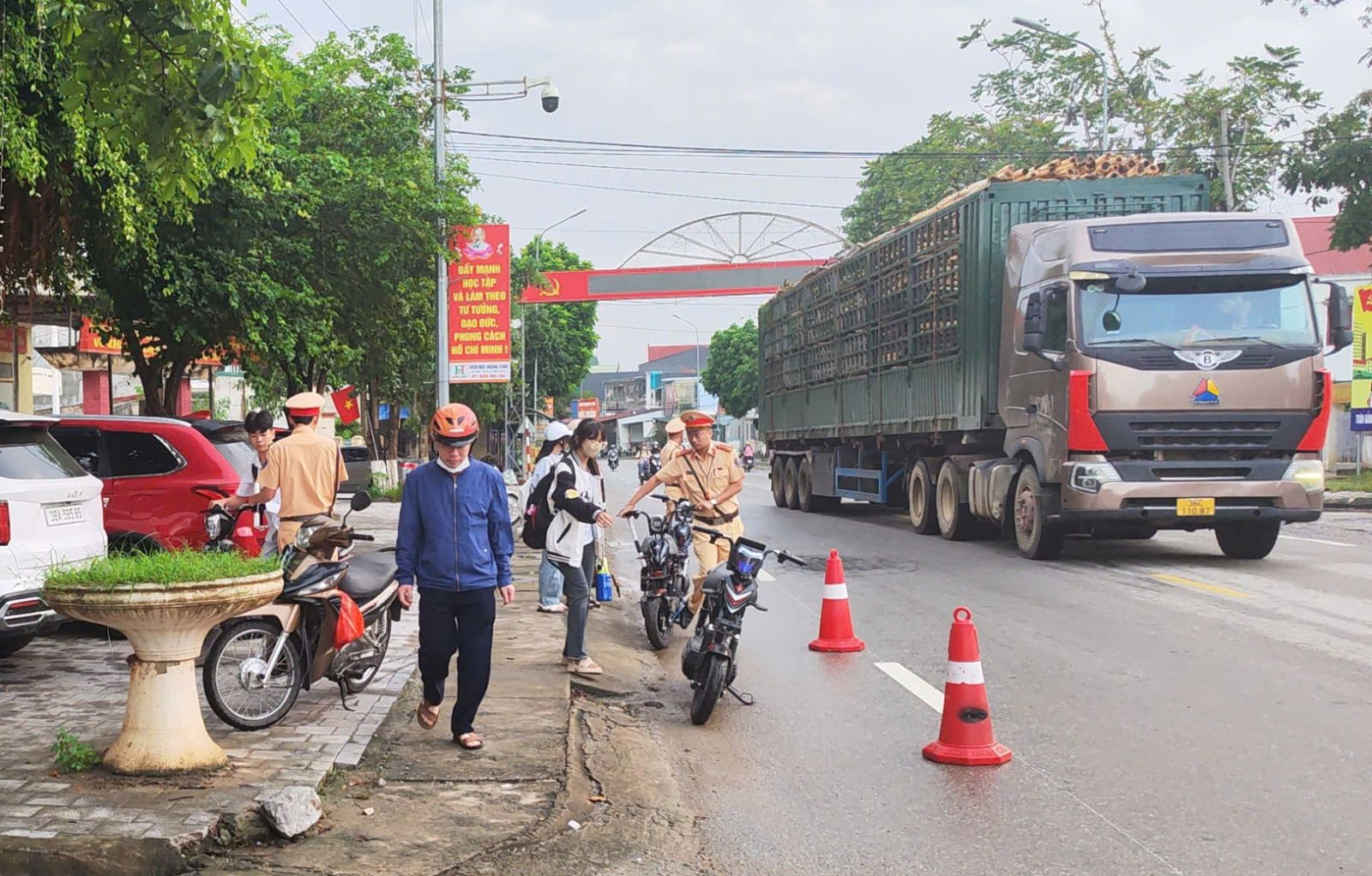 Công an huyện Như Thanh tuyên truyền, nhắc nhở và xử lý học sinh vi phạm Luật giao thông đường bộ