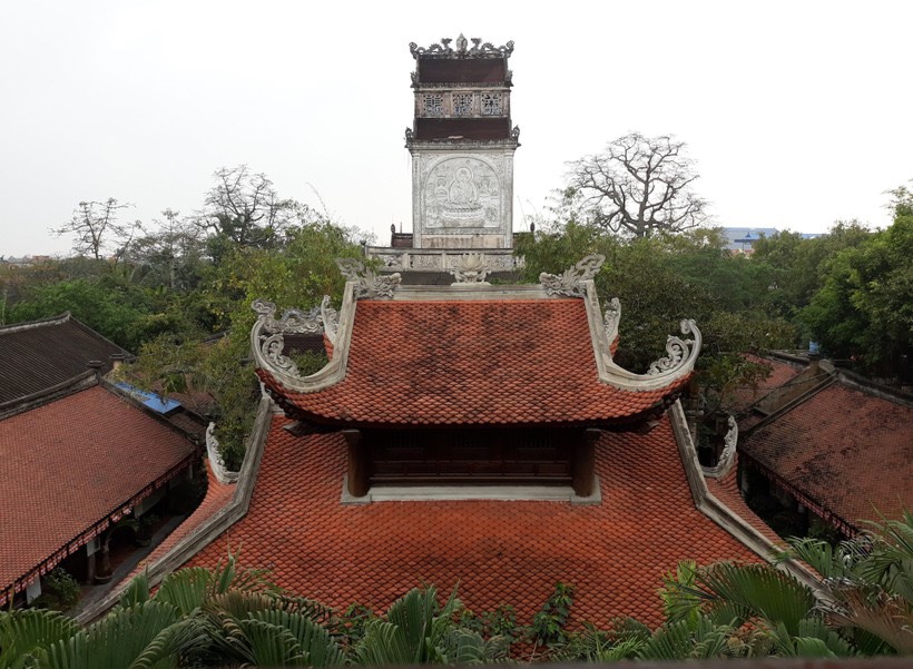 Chùa Cổ Lễ có sự khác biệt rất lớn và rõ rệt về kiến trúc so với các ngôi chùa cổ khác ở Việt Nam. Nếu như chùa cổ Việt Nam thường thấp và trải rộng bề ngang với bộ khung gỗ lim vững chắc thì chùa Cổ Lễ không những rộng mà còn rất cao với kiến trúc mái vòm kiên cố.