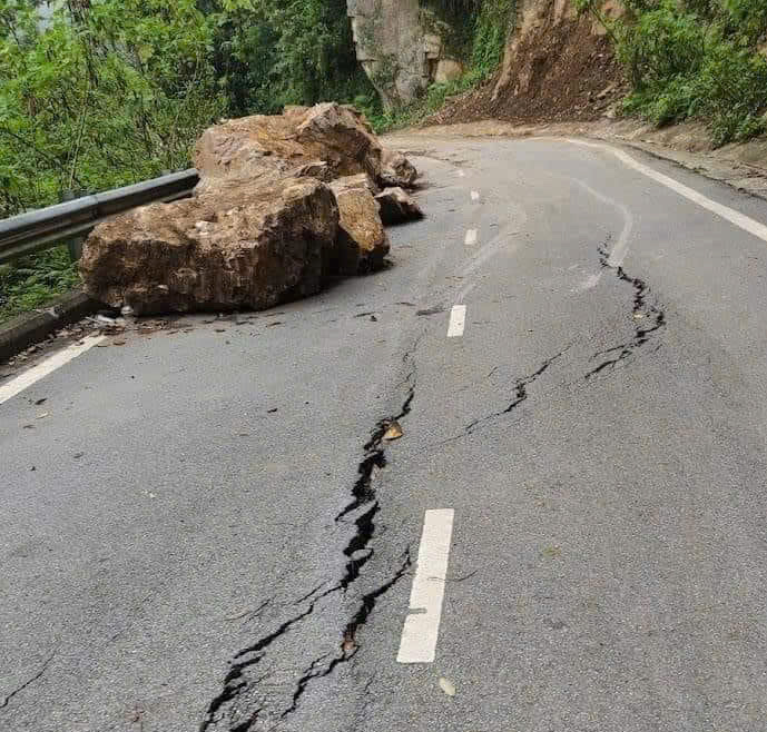 Hà Nội: Sạt lở nghiêm trọng tại đường lên đền Thượng tại Vườn Quốc gia Ba Vì