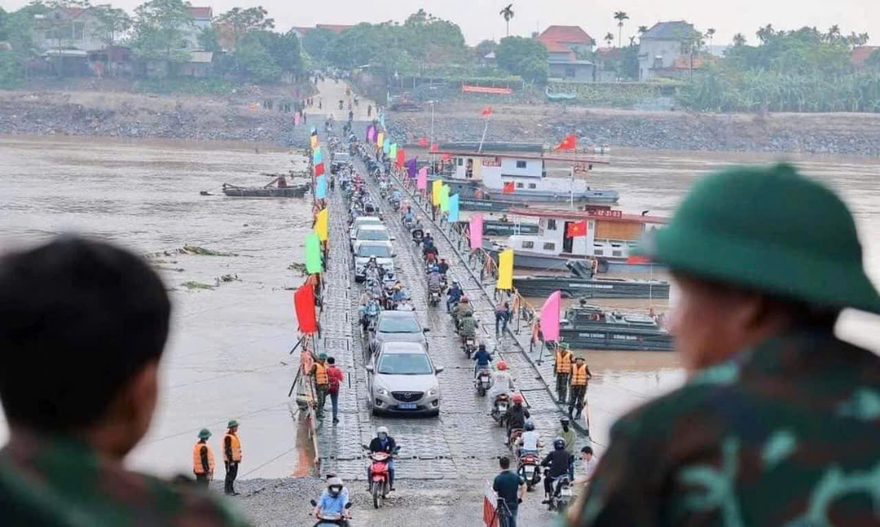 Cầu phao Phong Châu tạm dừng hoạt động do nước sông Hồng lên cao