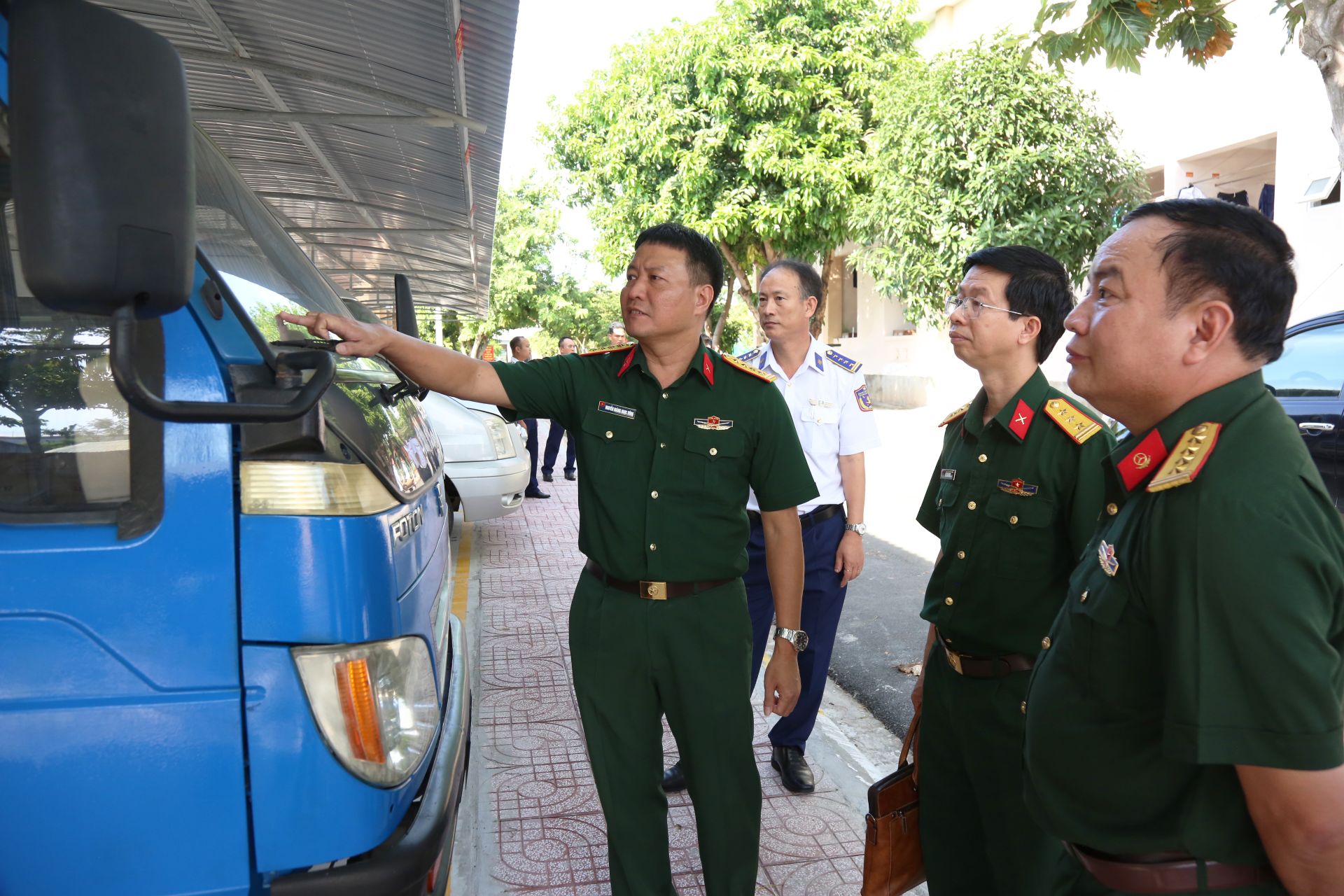 Đoàn công tác kiểm tra xe ôtô