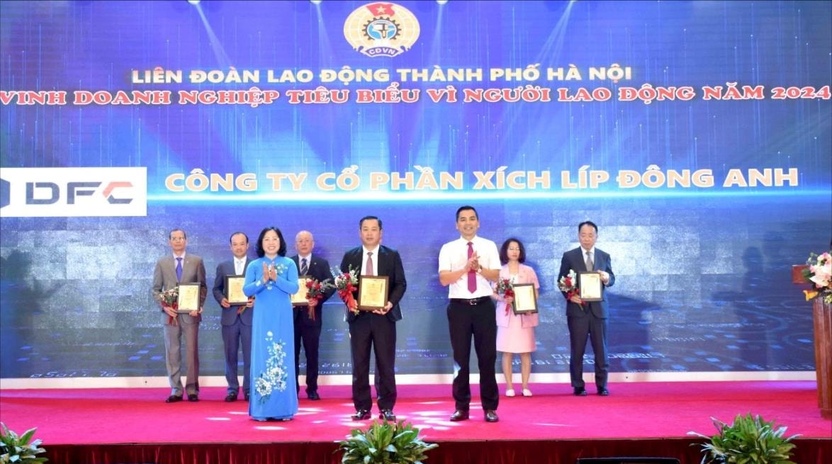 Phó Chủ tịch Thường trực Tổng LĐLĐ Việt Nam Thái Thu Xương và Phó Chủ tịch Thường trực LĐLĐ thành phố Hà Nội Lê Đình Hùng trao Bảng vàng tôn vinh và tặng hoa doanh nghiệp tiêu biểu vì người lao động năm 2024. Ảnh: PV