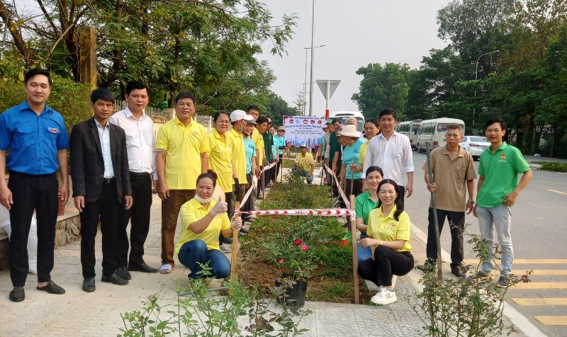 Lực lượng thanh niên phường Vỹ Dạ (Huế) tích cực hưởng ứng tham gia Ngày Chủ nhật xanh