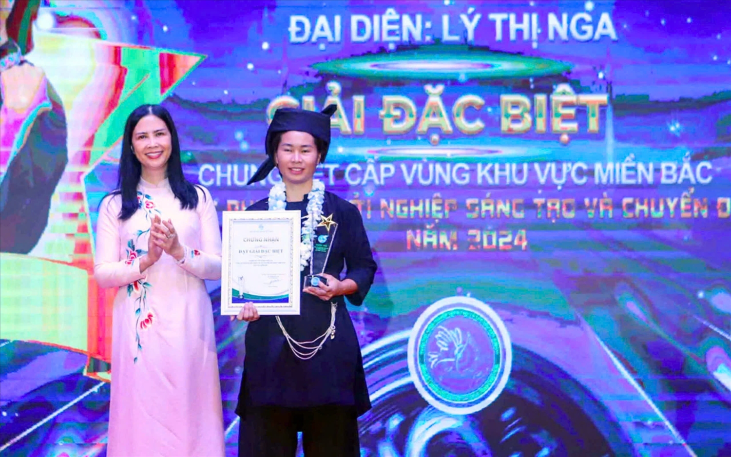 Ban Tổ chức trao giải đặc biệt cho Dự án “Chăn nuôi gà thảo dược vi sinh dưới tán hồi” của chị Lý Thị Nga, chủ hộ kinh doanh Lý Thị Nga, huyện Bình Gia, tỉnh Lạng Sơn