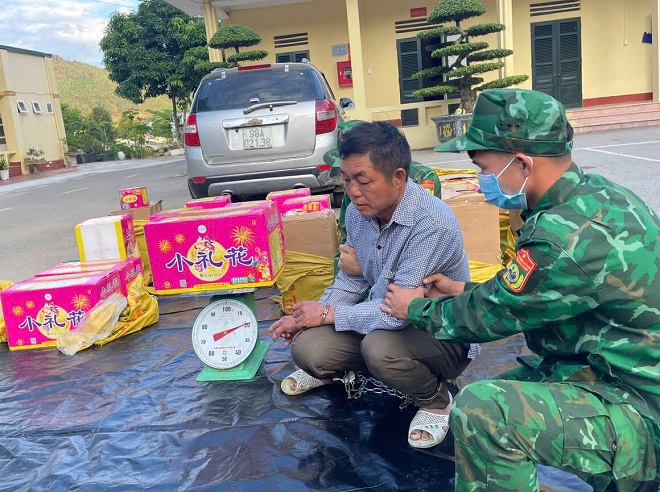 Quảng Ninh: Bắt giữ đối tượng mua bán, vận chuyển trái phép 342 kg pháo hoa nổ qua biên giới