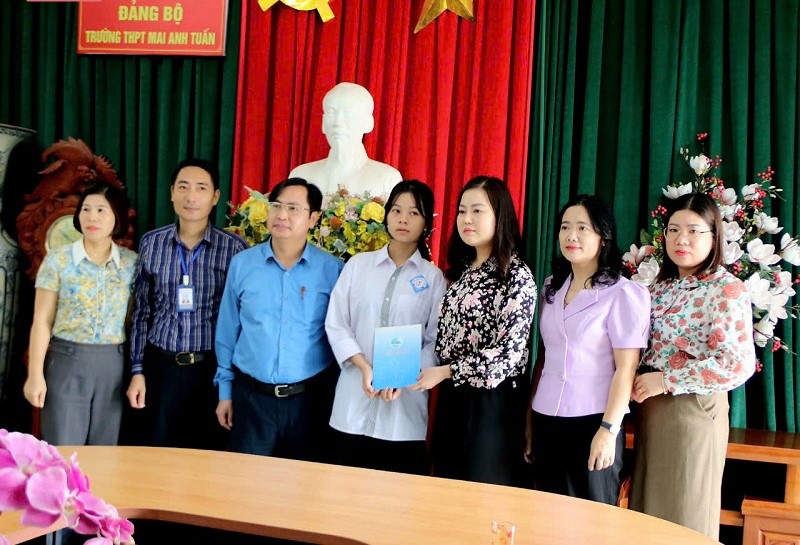 Bùi Thị Mai Hoan, Phó Chủ tịch Hội LHPN tỉnh và Hội LHPN huyện Nga Sơn, Ban giám hiệu Trường THPT Mai Anh Tuấn trao học bổng cho cháu Mai Thị Ngọc, mồ côi mẹ, bố nuôi 3 anh em, gia đình thuộc hộ cận nghèo.