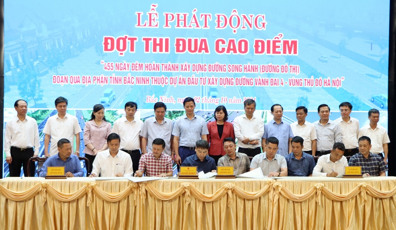 Các đồng chí lãnh đạo chứng kiến chủ đầu tư và liên danh các nhà thầu ký cam kết hoàn thành dự án.