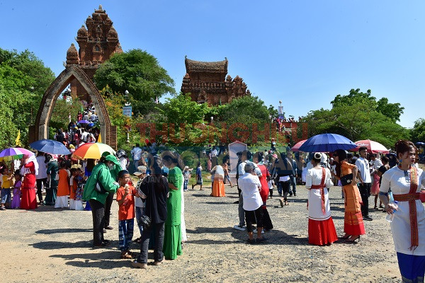 Bà con người Chăm đi Lễ hội KaTê 2024 tại Tháp Po Klong Girai thuộc phường Đô Vinh, TP. Phan Rang- Tháp Chàm ngày 02/10/2024