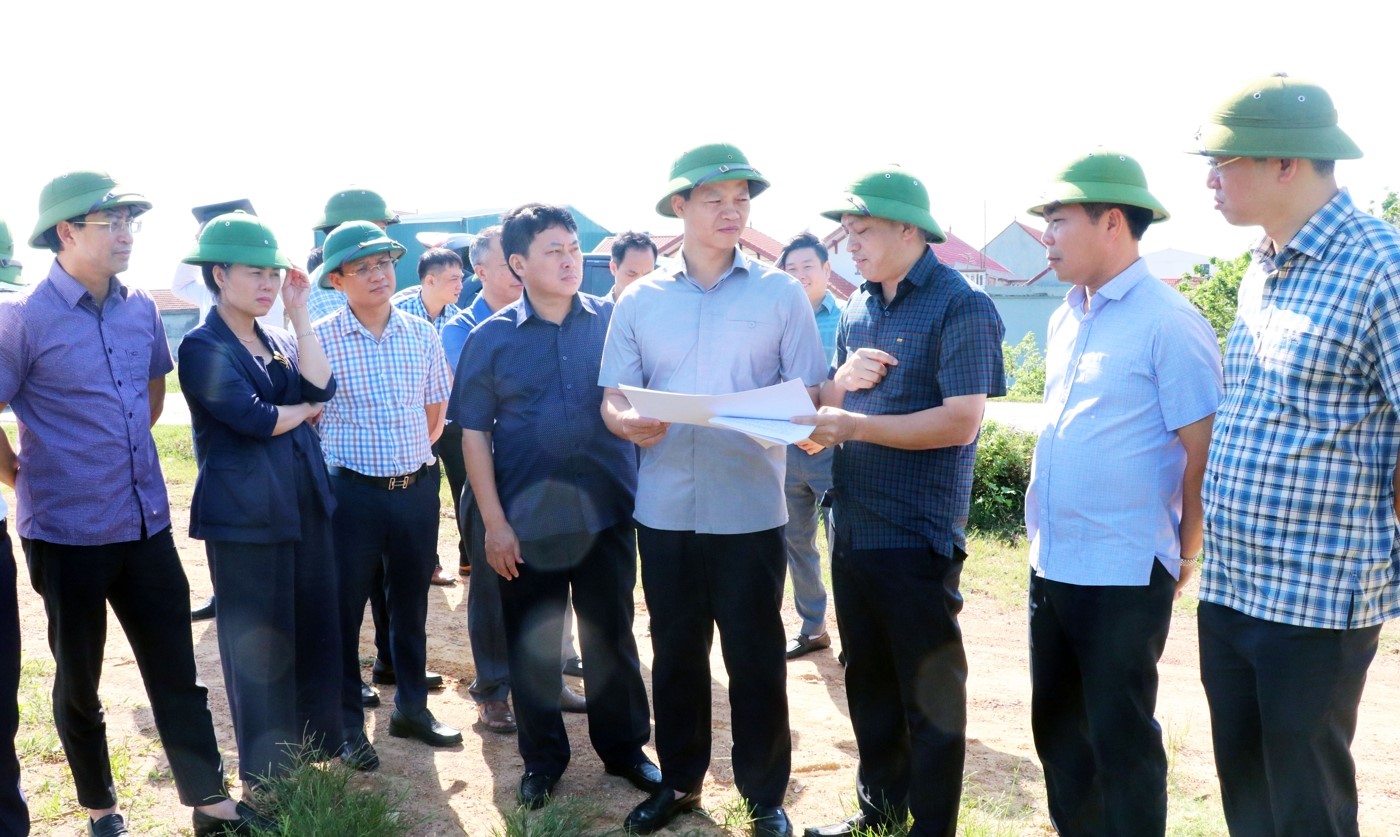 Chủ tịch UBND tỉnh Vương Quốc Tuấn (thứ 4 từ phải qua); Chủ nhiệm Ủy ban Kiểm tra Tỉnh ủy Trần Huy Phương (ngoài cùng bên phải) kiểm tra dự án nâng cấp tuyến đê hữu Đuống qua địa bàn huyện Gia Bình, Lương Tài, thị xã Thuận Thành.