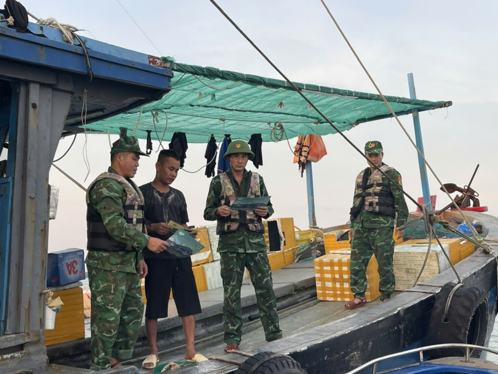 Đồn Biên phòng Trà Cổ tổ chức tuần tra, kiểm soát trên biển kết hợp tuyên truyền pháp luật cho ngư dân.