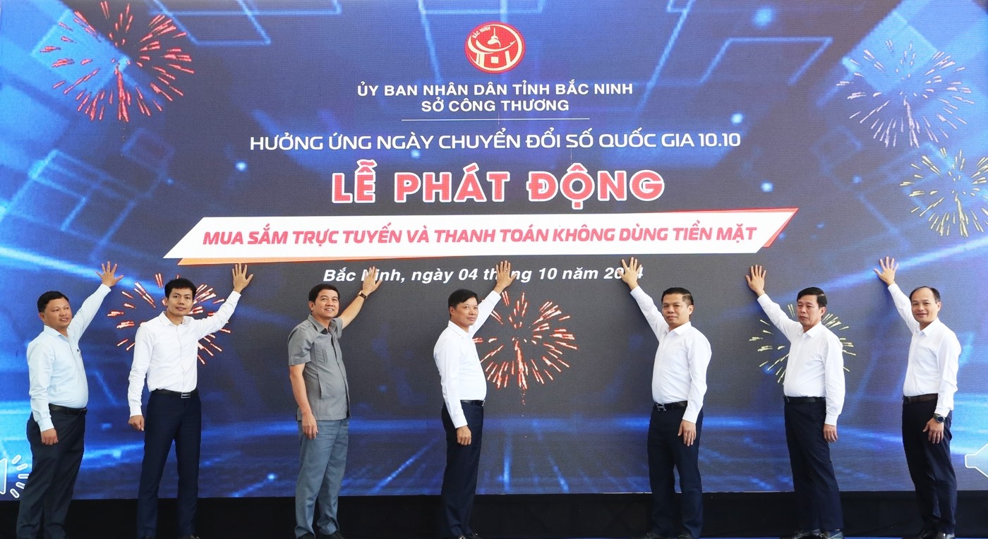 Phó Chủ tịch Thường trực UBND tỉnh Đào Quang Khải (thứ 3 từ phải qua) và lãnh đạo các Sở, ngành tham quan các gian hàng mua sắm trực tuyến và thanh toán không dùng tiền mặt.