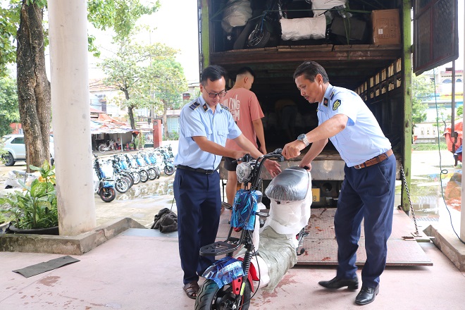 Lực lượng QLTT tỉnh Quảng Bình kiểm tra phương tiện và hàng hóa trên xe