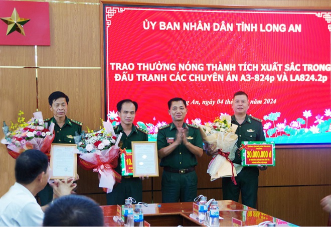 Trao Quyết định khen thưởng trong công tác phá chuyên án ma túy tại Long An
