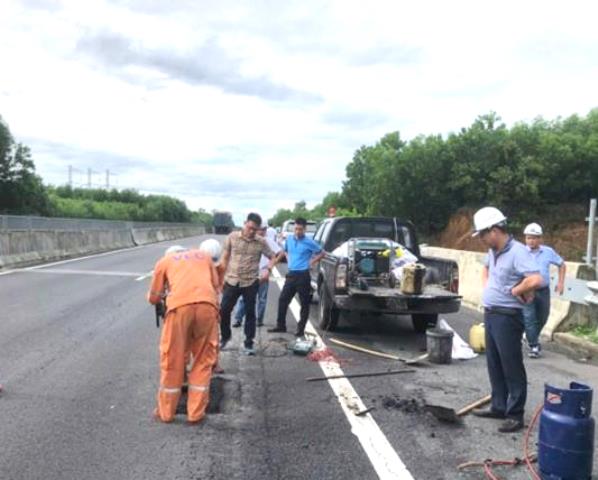 Thực hiện khắc phục khẩn cấp các điểm hư hỏng trên cao tốc Đà Nẵng-Quảng Ngãi.