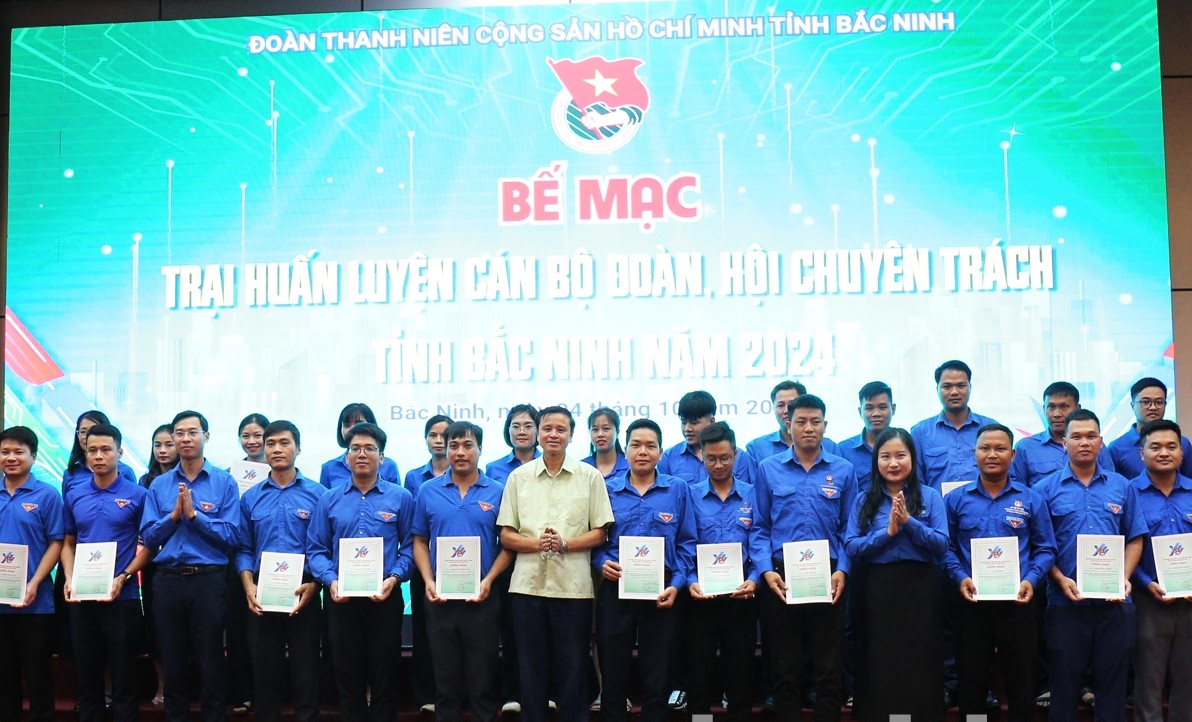 Các đồng chí lãnh đạo chúc mừng các cán bộ Đoàn, Hôi chuyên trách hoàn thành khóa học.