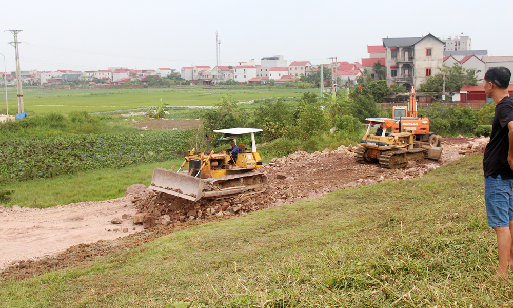 Mở đường tránh cho các phương tiện đi qua khu vực mặt đê đang bị lún, nứt thuộc địa bàn thôn Mai Hạ, xã Mai Đình (Hiệp Hòa).