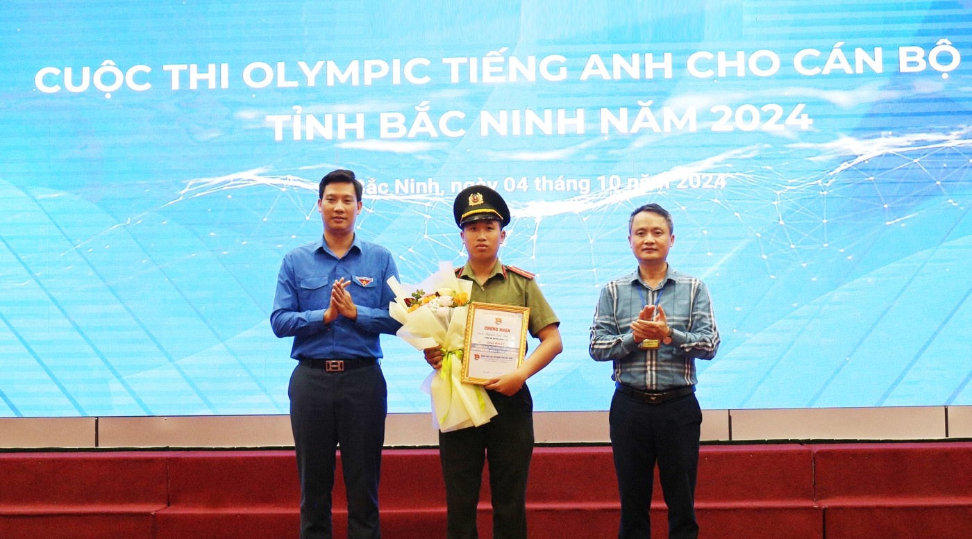 Phó Bí thư Tỉnh Đoàn Nguyễn Bảo Đại và Hiệu trưởng Trường Nguyễn Văn Cừ Trần Văn Vững trao giải Nhất cho thí sinh Nguyễn Văn Phú.