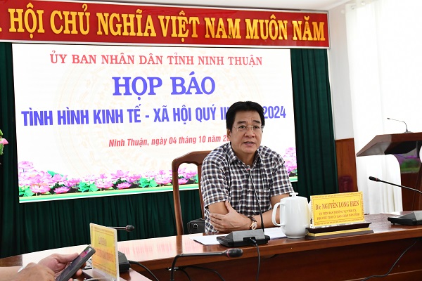 Ông Nguyễn Long Biên, Ủy viên Ban Thường vụ Tỉnh ủy, Phó Chủ tịch UBND tỉnh chủ trì họp báo