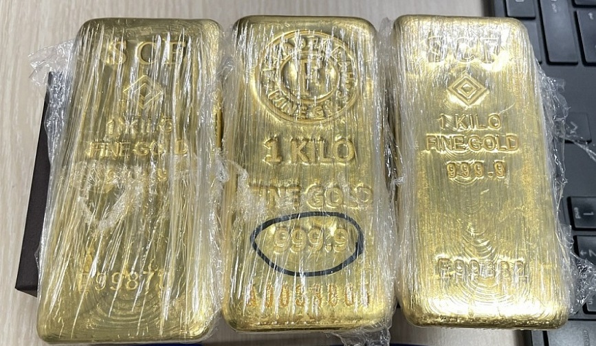 Tạm giữ đối tượng vận chuyển 3 kg vàng lậu qua đường hàng không