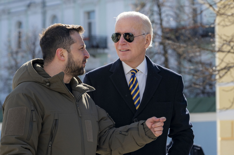 Tổng thống Ukraine Zelensky đón tiếp ông Biden ở Kiev hồi đầu năm 2023. Ảnh: AP