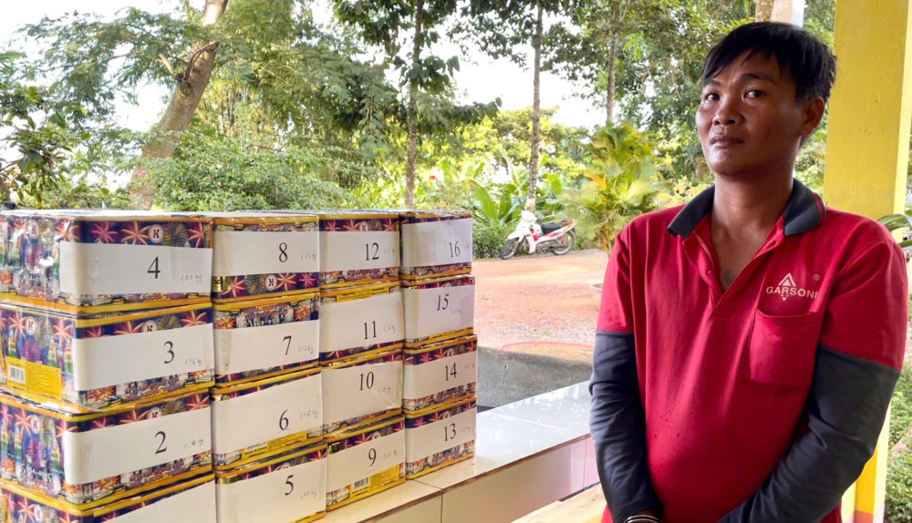 Long An bắt giữ đối tượng vận chuyển 16 khối pháo lậu qua biên giới