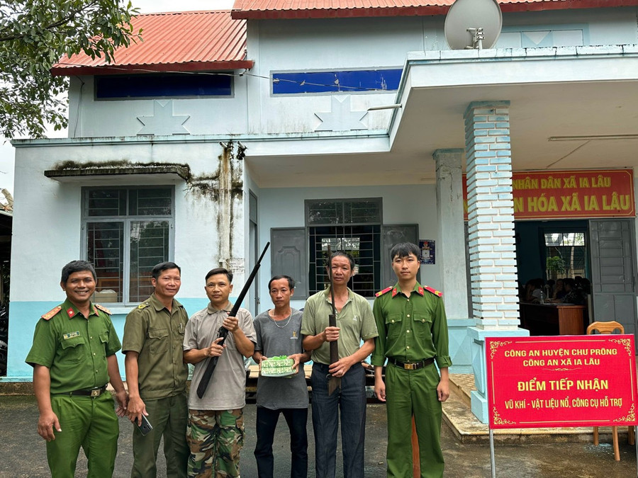 Người dân đến Công an xã Ia Lâu (huyện Chư Prông) giao nộp súng tự chế. Nguồn:baogialai.com.vn