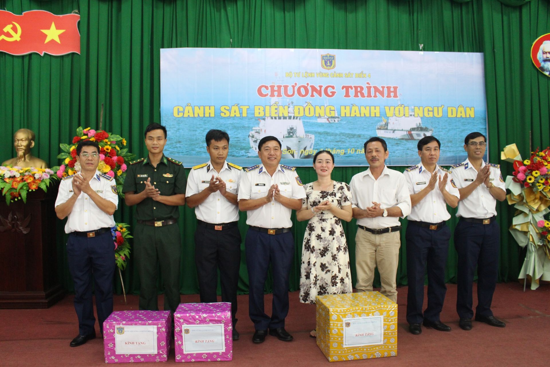 Đại tá Trần Nguyên Lai, Ủy viên Ban thường vụ Đảng ủy, Phó Tư lệnh, Tham mưu trưởng tặng quà cho quân và dân trên Đảo An Sơn