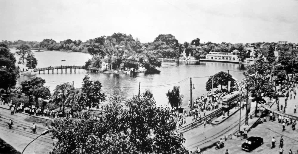 Hồ Gươm năm 1954 (Ảnh tư liệu)