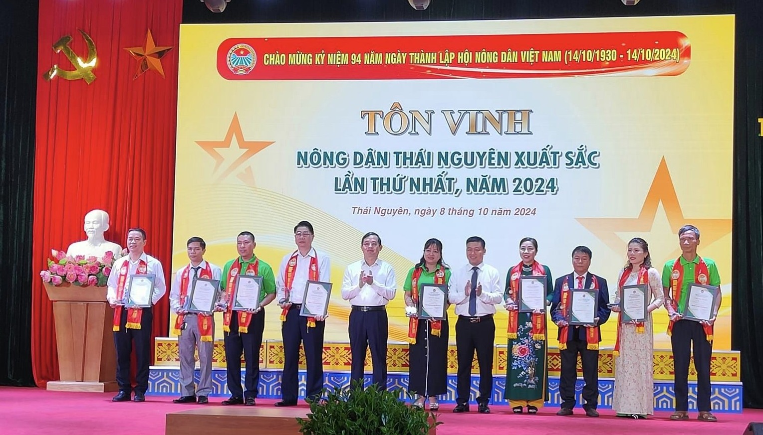 Đồng chí Phạm Hoàng Sơn, Phó Bí thư Thường trực Tỉnh ủy, Chủ tịch HĐND tỉnh cùng lãnh đạo Hội Nông dân tỉnh trao Chứng nhận và biểu trưng tôn vinh nông dân Thái Nguyên xuất sắc lần thứ Nhất, năm 2024