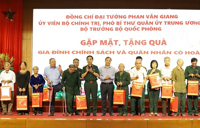 Đại tướng Phan Văn Giang trao quà tặng các gia đình chính sách.