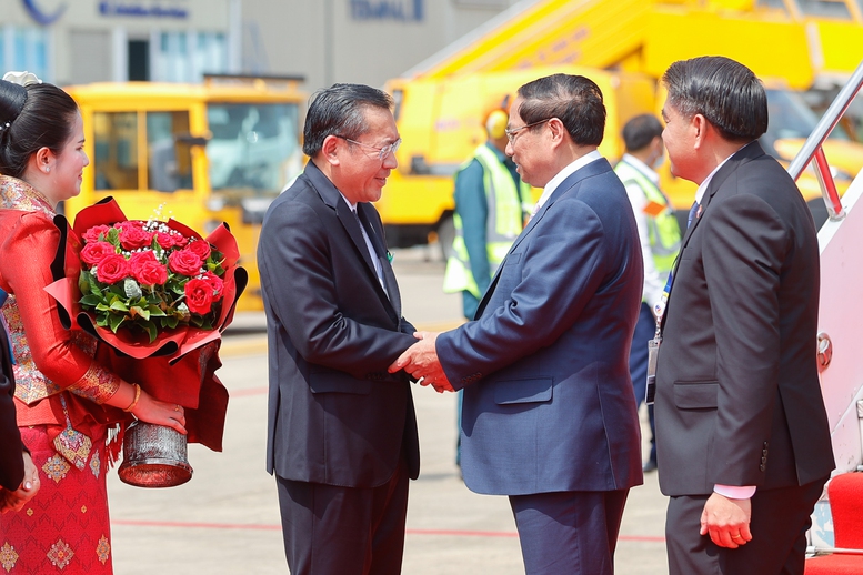 Đón Thủ tướng Phạm Minh Chính và Đoàn đại biểu Việt Nam tại sân bay quốc tế Wattay, về phía Lào có Bộ trưởng Bộ Năng lượng và Mỏ Phosay Sayyasone; Vụ trưởng Vụ Thanh tra, Bộ Ngoại giao Kaimany Orlaboune; Phó Vụ trưởng Vụ Lễ tân, Bộ Ngoại giao Outama Sitthiphong - Ảnh: VGP/Nhật Bắc