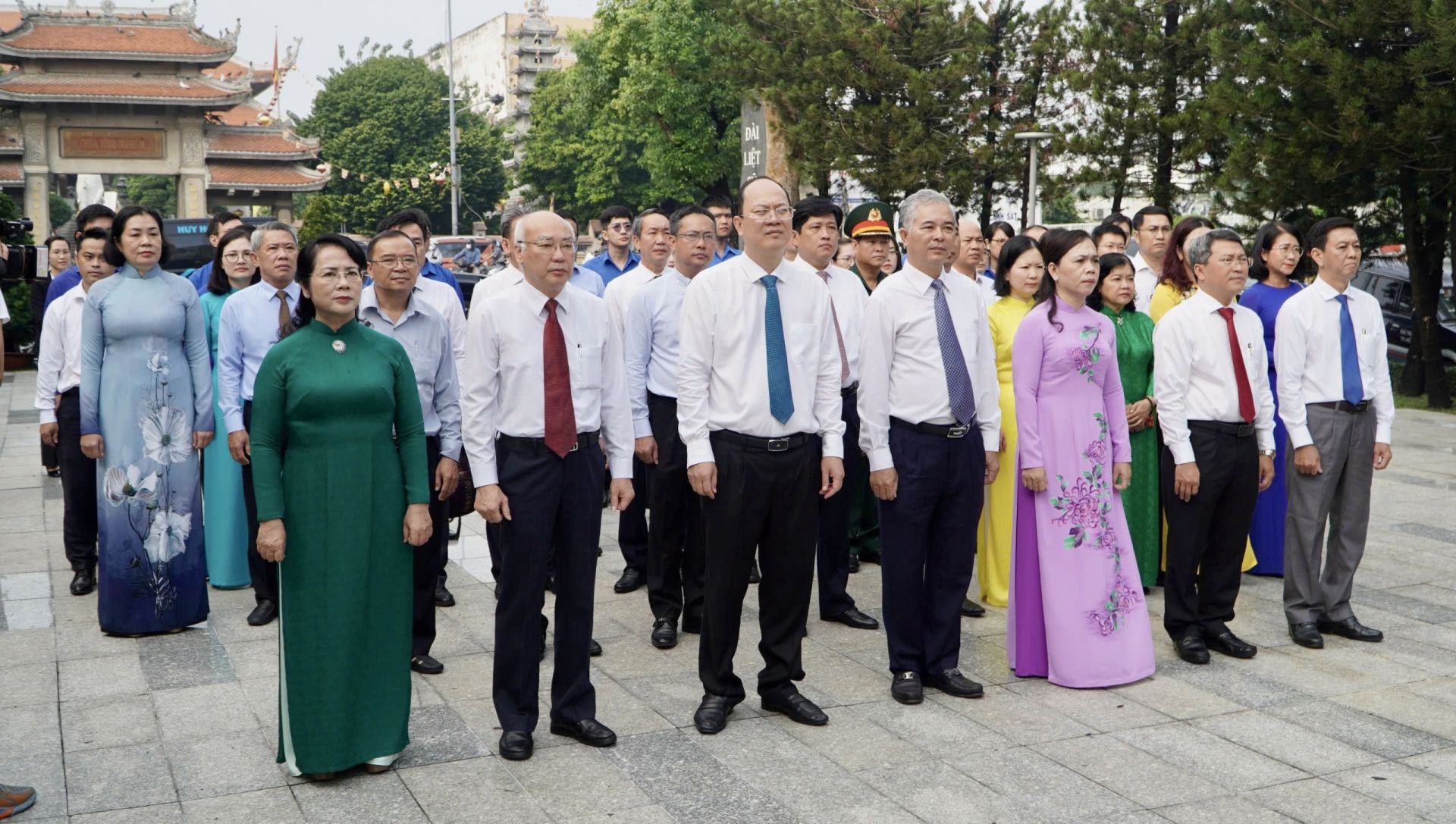 Các đại biểu đến dâng hương, dâng hoa tưởng niệm Anh hùng Lực lượng vũ trang nhân dân, liệt sĩ Nguyễn Văn Trỗi