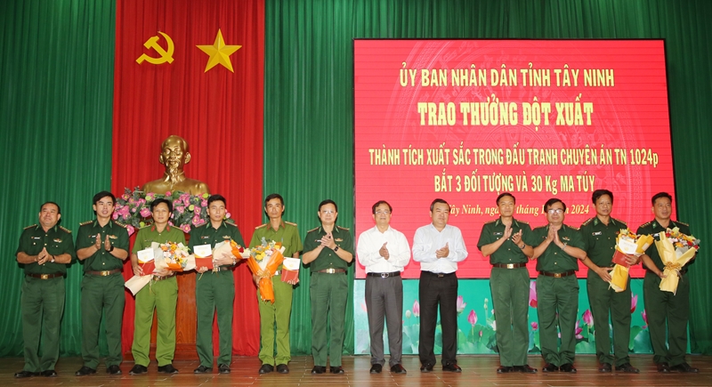 Lãnh đạo tỉnh và Bộ Chỉ huy Bộ đội Biên phòng tỉnh tặng hoa, chụp ảnh lưu niệm với tập thể ban chuyên án.