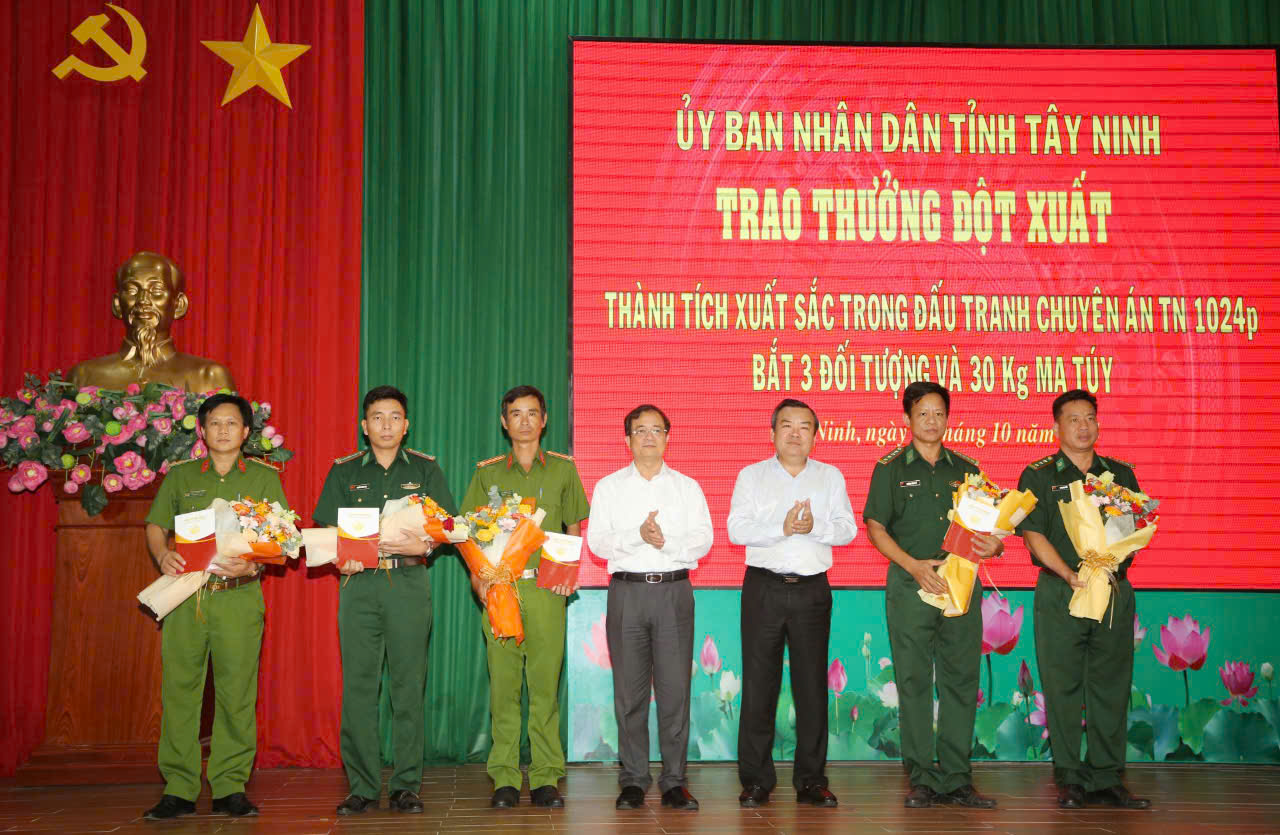 Phó Bí thư Thường trực Tỉnh uỷ Phạm Hùng Thái và Phó Chủ tịch Thường trực UBND tỉnh Nguyễn Hồng Thanh khen thưởng cho các tập thể.