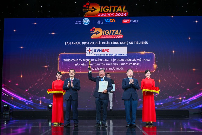 Đại diện EVNSPC được vinh danh tại lễ trao Giải thưởng Chuyển đổi số Việt Nam - Vietnam Digital Awards 2024