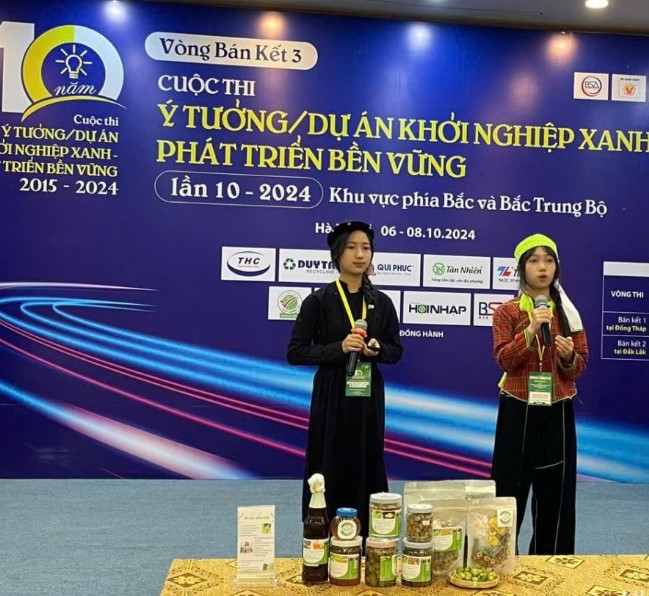 Thí sinh Nguyễn Thị Phương Thùy và thí sinh Tô Phương Quỳnh, học sinh lớp 12A Trường THPT Ba Sơn, huyện Cao Lộc, tỉnh Lạng Sơn trình bày dự án “Chanh rừng Co Loi - Mẫu Sơn và các sản phẩm từ chanh rừng hướng tới sản phẩm OCOP”