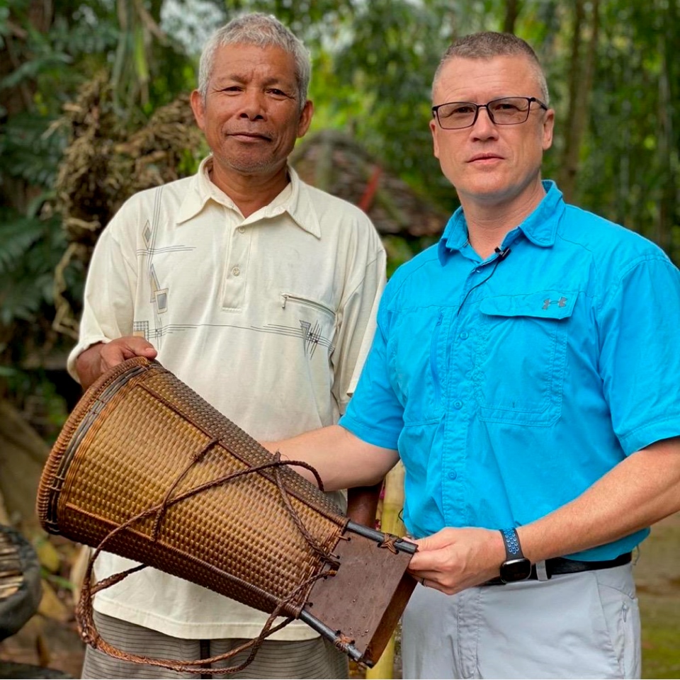 Phó Hiệu trưởng Trường Đại học VinUni, GS. David Harrison là chuyên gia trong lĩnh vực bảo tồn văn hóa và đã đang nghiên cứu về các cộng đồng dân tộc để khai thác tri thức địa phương tại Việt Nam chụp cùng Cựu Già Làng - A Ben của cộng đồng Ba Na.