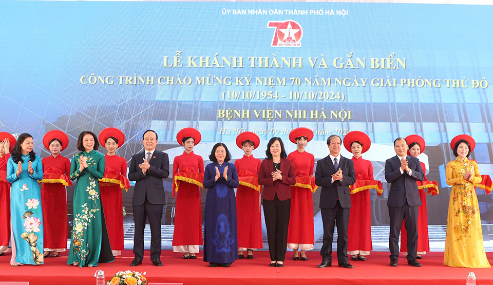 Bí thư Thành ủy Hà Nội Bùi Thị Minh Hoài và lãnh đạo Bộ, ngành, TP cắt băng khánh thành Bệnh viện Nhi Hà Nội.