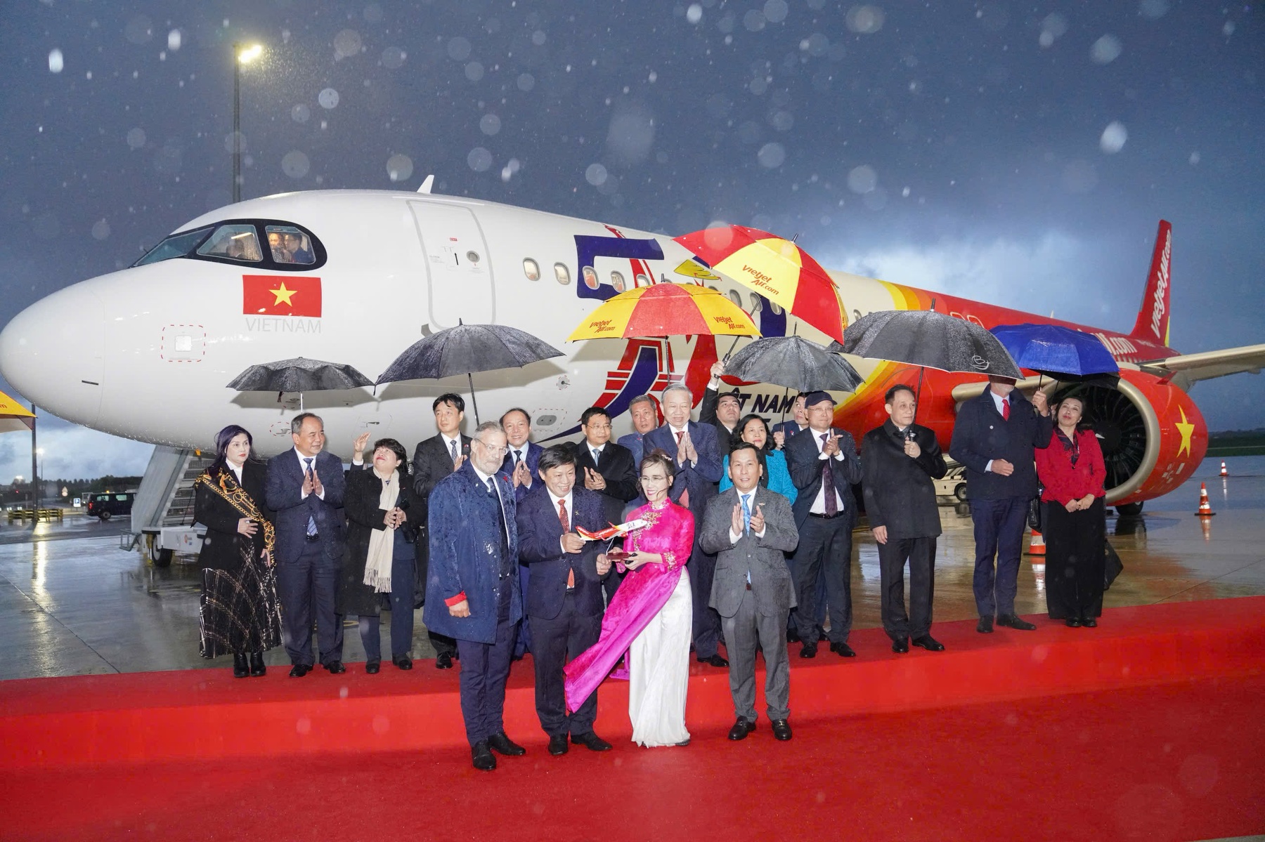 Tổng Bí thư, Chủ tịch nước Việt Nam Tô Lâm chứng kiến Airbus bàn giao tàu bay A321 mang hình ảnh biểu tượng kỷ niệm 50 năm quan hệ ngoại giao Việt Nam - Pháp cho Vietjet.