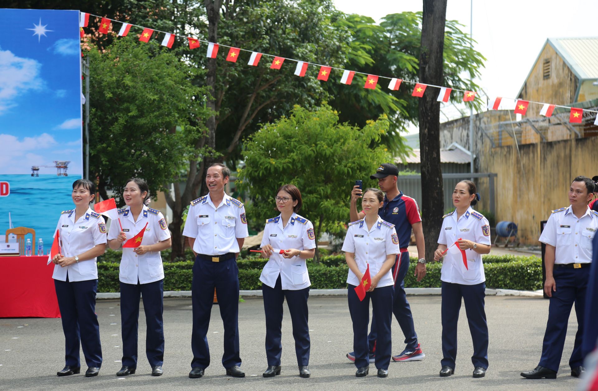 Cổ động viên cổ vũ cho hai đội Cổ động viên cổ vũ cho hai đội