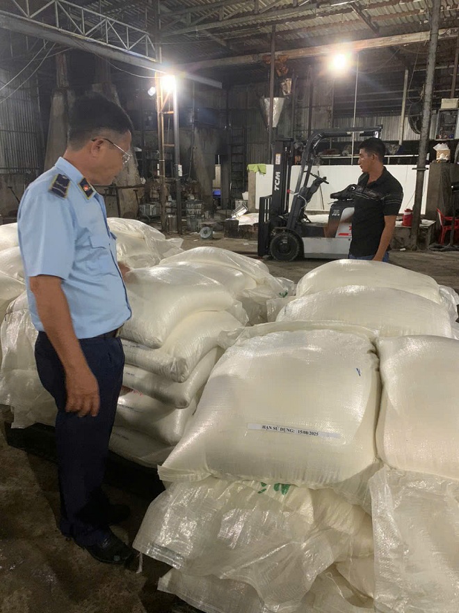 Lực lượng chức năng phát hiện 4,9 tấn đường cát không rõ nguồn gốc xuất xứ tại cơ sở này Lực lượng chức năng phát hiện 4,9 tấn đường cát không rõ nguồn gốc xuất xứ tại cơ sở này