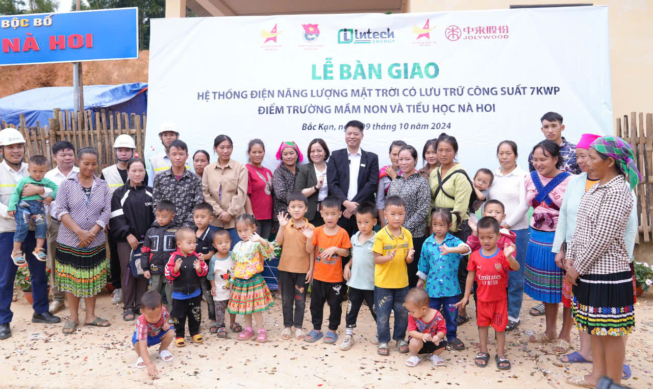 Niềm vui của cô và trò cùng các phụ huynh học sinh hai điểm trường Nà Hoi tại buổi Lễ bàn giao. Niềm vui của cô và trò cùng các phụ huynh học sinh hai điểm trường Nà Hoi tại buổi Lễ bàn giao.