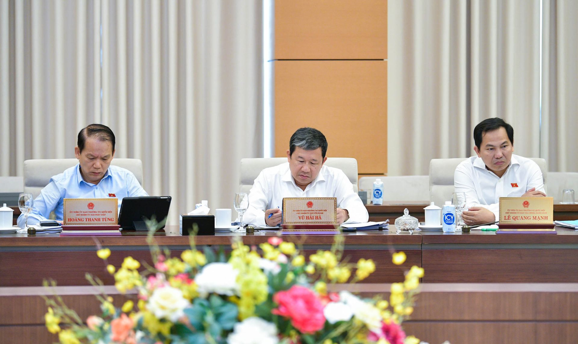 Các thành viên Ủy ban Thường vụ Quốc hội tham dự Phiên họp. Các thành viên Ủy ban Thường vụ Quốc hội tham dự Phiên họp.