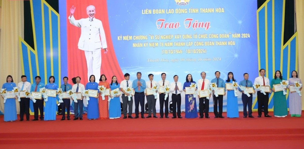 Các đồng chí: Lại Thế Nguyên, Phó Bí thư Thường trực Tỉnh ủy, Trưởng Đoàn ĐBQH tỉnh; Huỳnh Thanh Xuân, Phó Chủ tịch Tổng LĐLĐ Việt Nam trao Kỷ niệm chương “Vì sự nghiệp xây dựng tổ chức Công đoàn” cho các cá nhân. Các đồng chí: Lại Thế Nguyên, Phó Bí thư Thường trực Tỉnh ủy, Trưởng Đoàn ĐBQH tỉnh; Huỳnh Thanh Xuân, Phó Chủ tịch Tổng LĐLĐ Việt Nam trao Kỷ niệm chương “Vì sự nghiệp xây dựng tổ chức Công đoàn” cho các cá nhân.