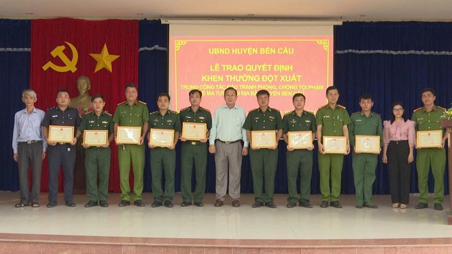 UBND huyện Bến Cầu trao thưởng cho các tập thể có thành tích bắt giữ đối tượng vận chuyển 0,5 kg ma túy từ Campuchia về Việt Nam UBND huyện Bến Cầu trao thưởng cho các tập thể có thành tích bắt giữ đối tượng vận chuyển 0,5 kg ma túy từ Campuchia về Việt Nam