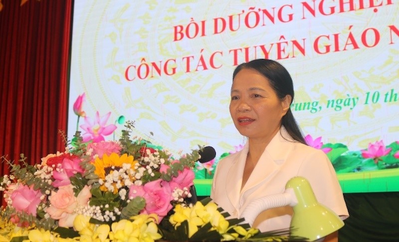 Bùi Thị Mười, Tỉnh ủy viên, Phó Trưởng Ban Thường trực Ban Tuyên giáo Tỉnh ủy phát biểu khai mạc hội nghị. Bùi Thị Mười, Tỉnh ủy viên, Phó Trưởng Ban Thường trực Ban Tuyên giáo Tỉnh ủy phát biểu khai mạc hội nghị.