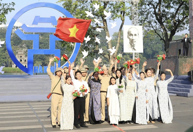 Hà Nội tổ chức thực cảnh tái hiện Ngày Giải phóng Thủ đô 70 năm về trước (10/10/1954) - Ảnh: VGP